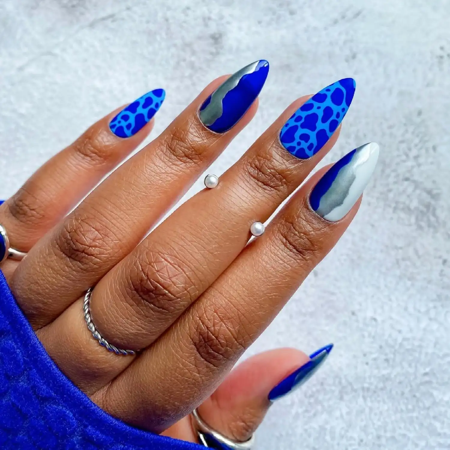 طراحی ناخن به رنگ آبی نقره ای