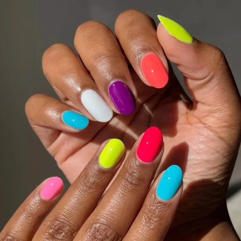 ناخن گرادیانی رنگی شاد