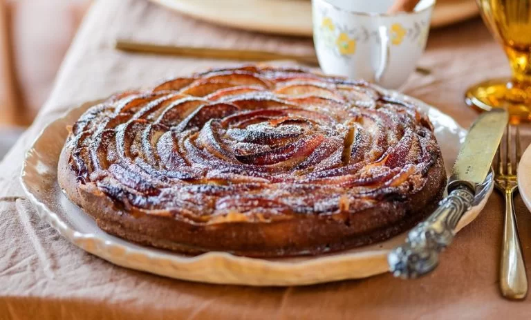 کیک پاییزی سیب و دارچین