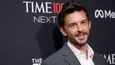 مجله «پیپل» (People)، جاناتان بیلی را به عنوان «جذابترین مرد زنده سال» معرفی کرد