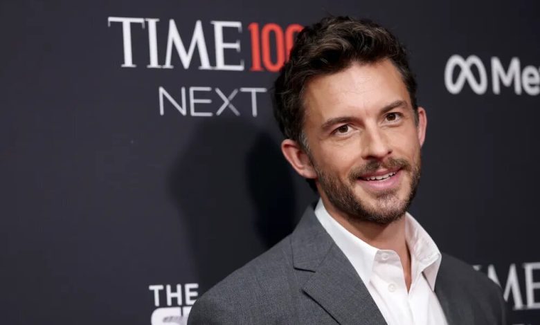 مجله «پیپل» (People)، جاناتان بیلی را به عنوان «جذاب‌ترین مرد زنده سال» معرفی کرد