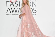 نیکی هیلتون روتشیلد، طراح مد و کارآفرین آمریکایی، با لباسی صورتی در (CFDA Fashion Awards 2025)