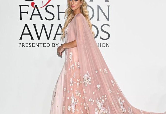نیکی هیلتون روتشیلد، طراح مد و کارآفرین آمریکایی، با لباسی صورتی در (CFDA Fashion Awards 2025)