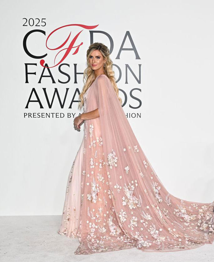 نیکی هیلتون روتشیلد، طراح مد و کارآفرین آمریکایی، با لباسی صورتی در (CFDA Fashion Awards 2025)