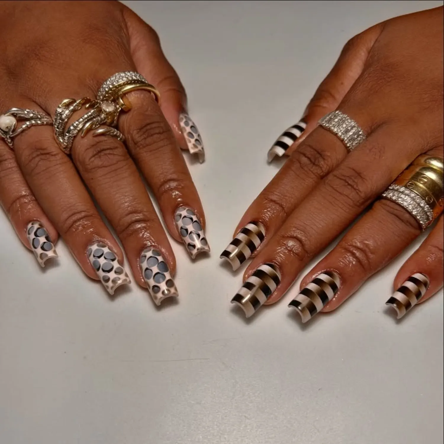 طرح ناخن راه راه سفید مشکی