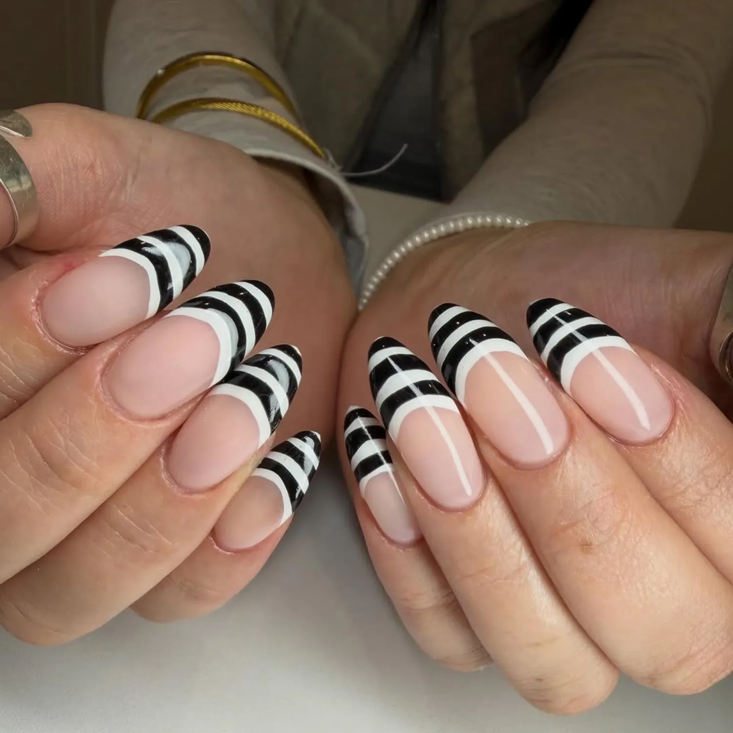 طرح ناخن راه راه مشکی سفید فرنچ