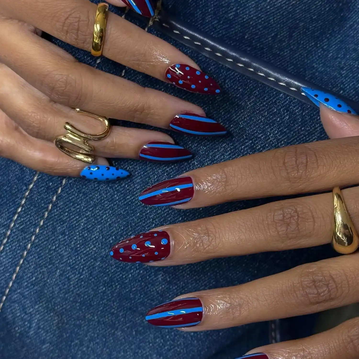 طرح ناخن راه راه آبی زرشکی