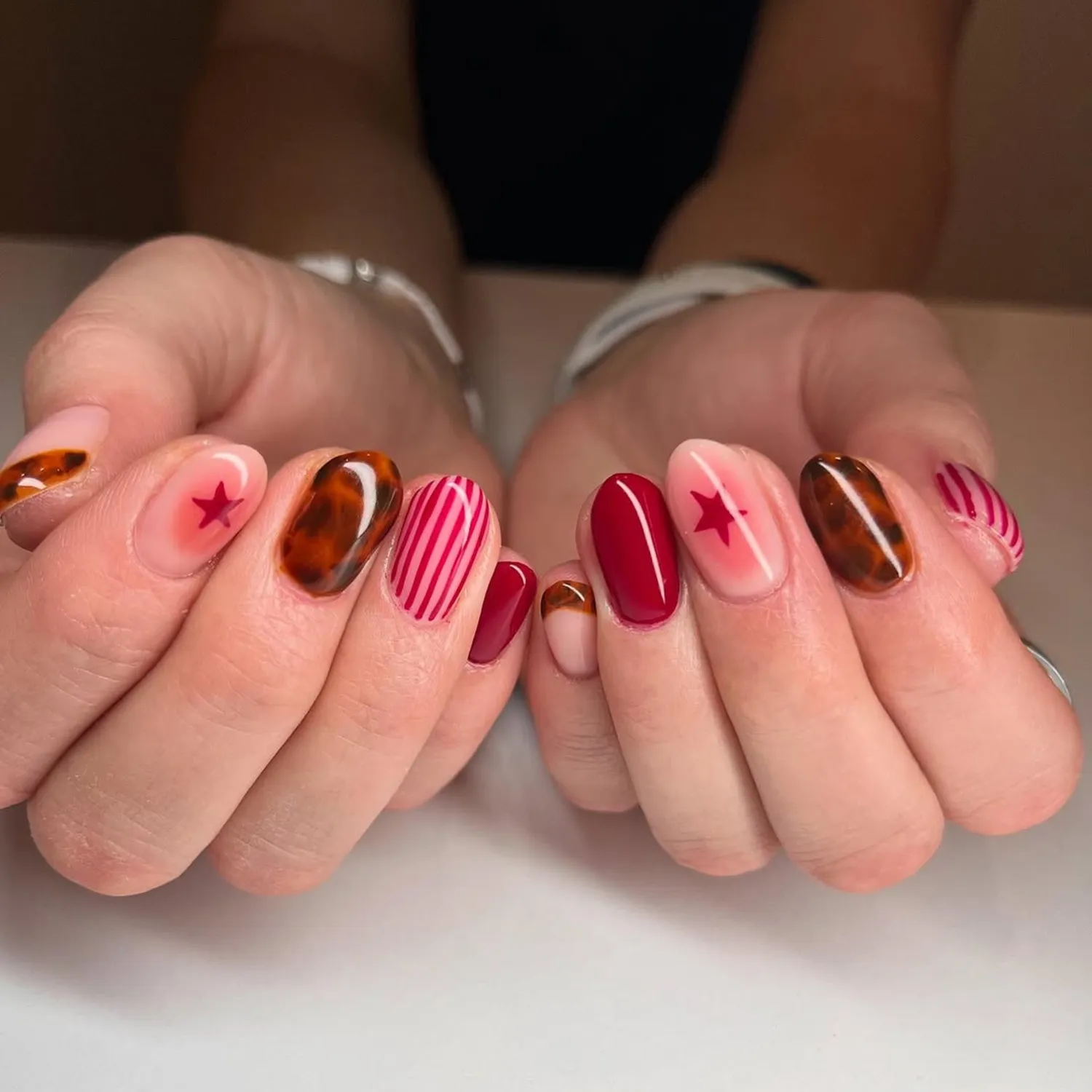 طرح ناخن راه راه زرشکی صورتی