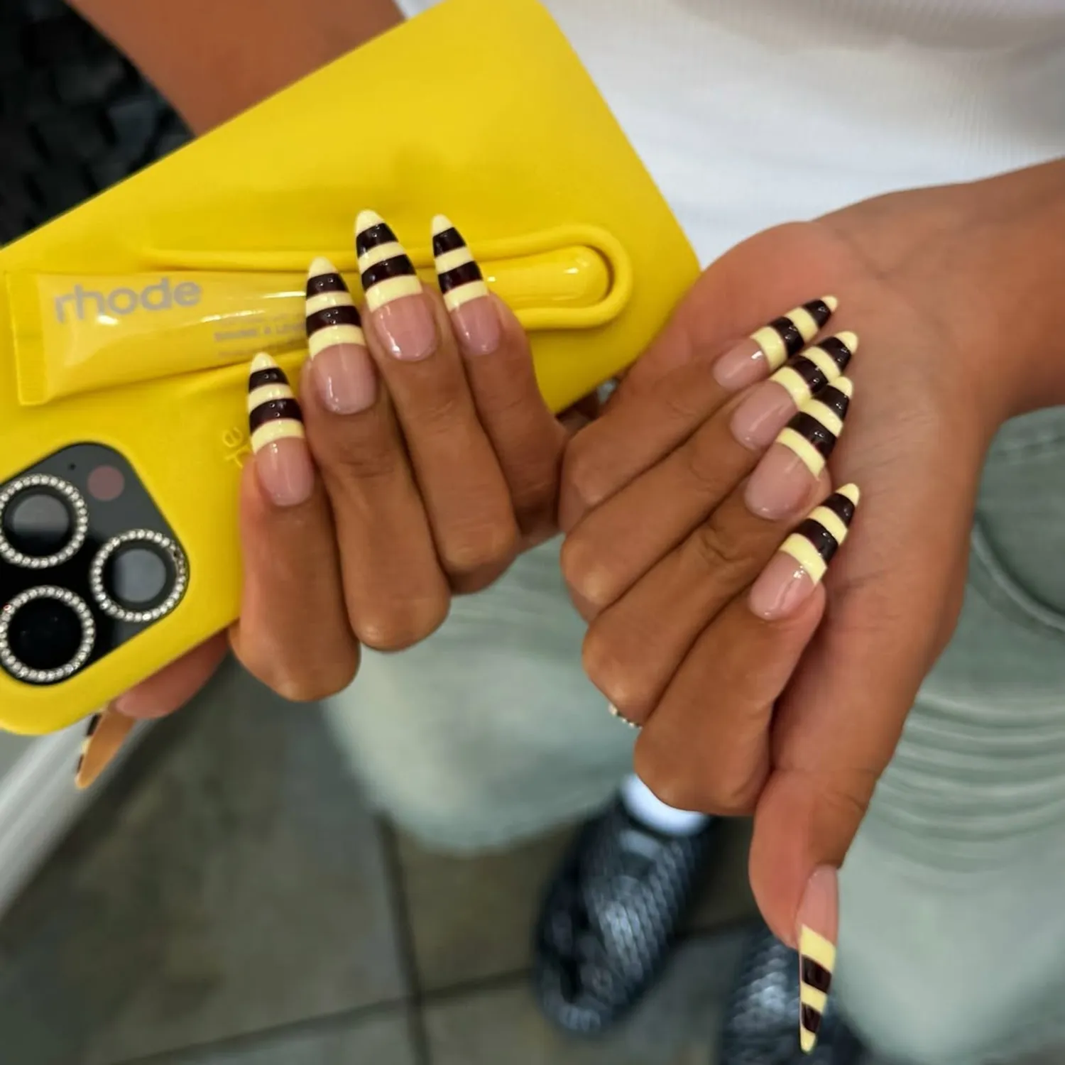 طرح ناخن راه راه مشکی زرد