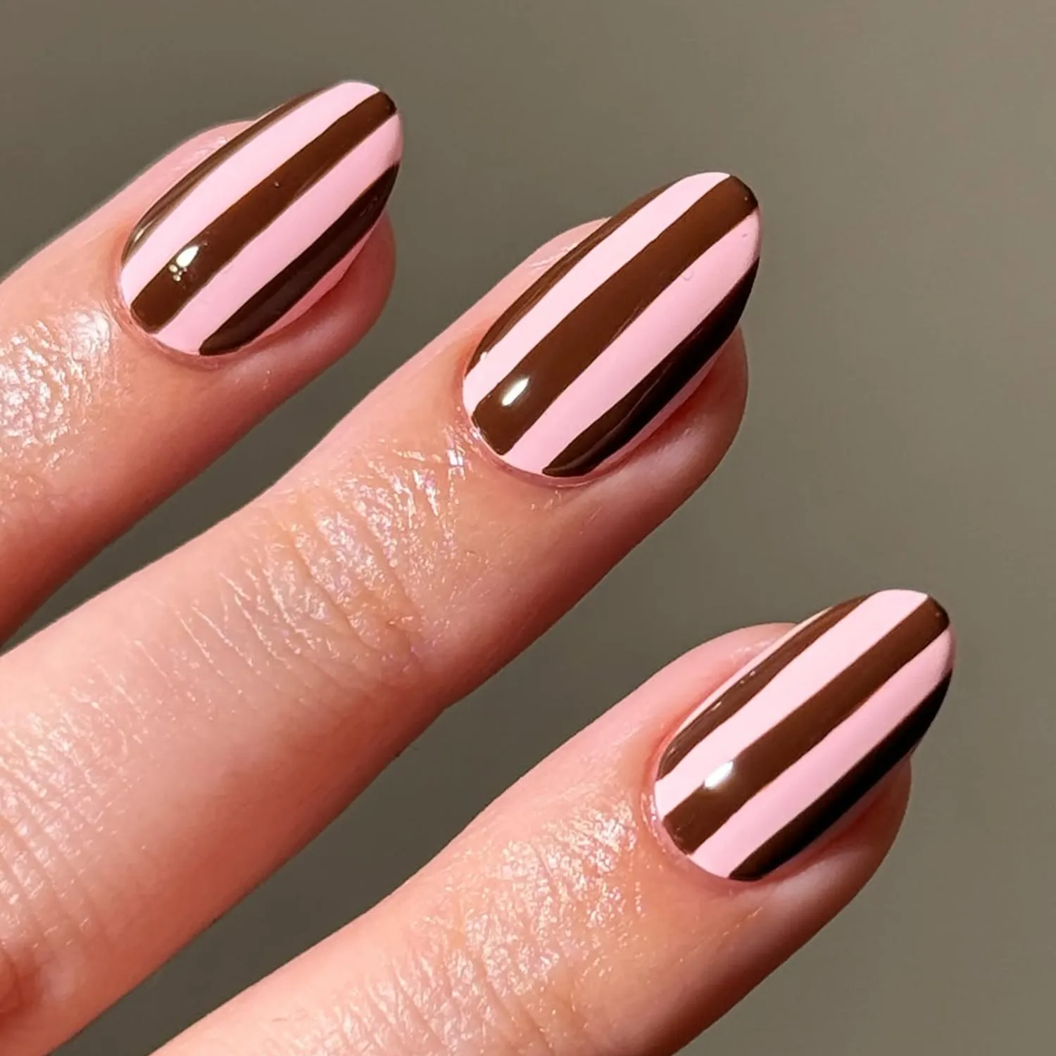 طرح ناخن راه راه صورتی زرشکی