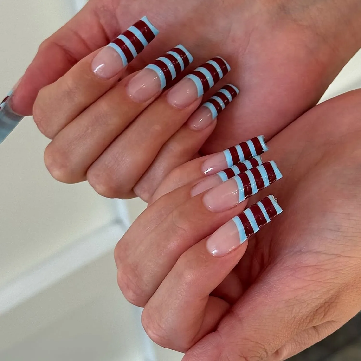 طرح ناخن راه راه فرنچ آبی جگری