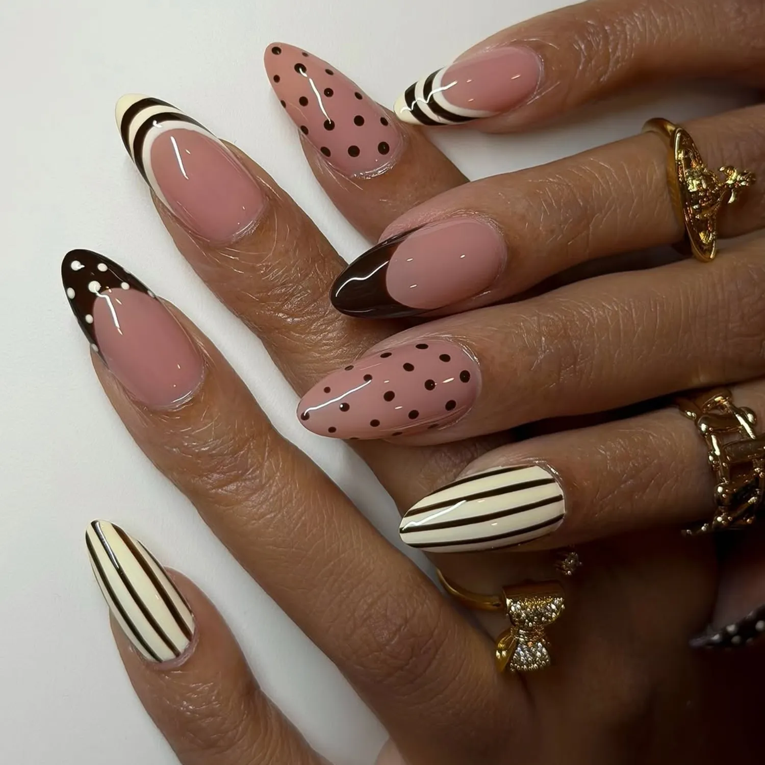 طرح ناخن راه راه با رنگ های نود