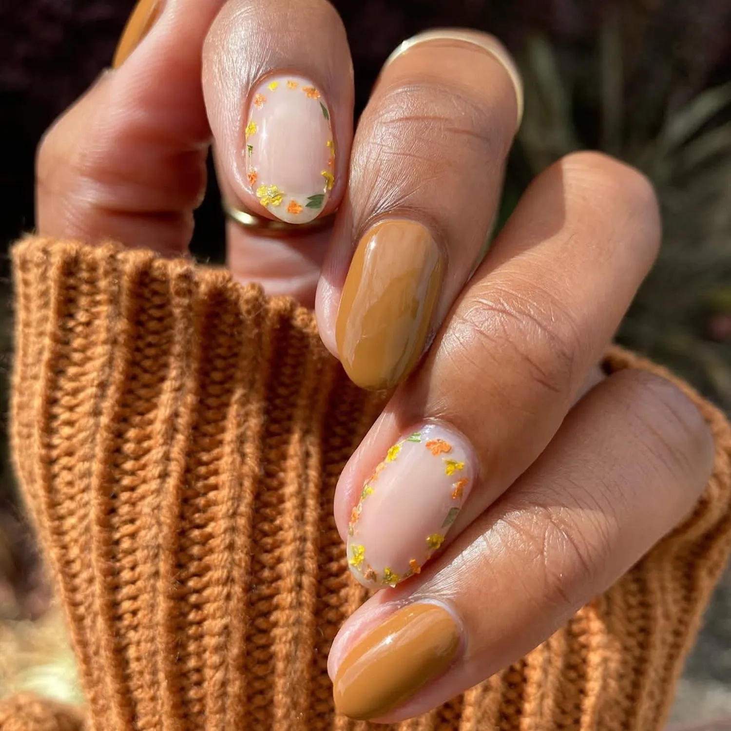 طراحی ناخن‌ خردلی