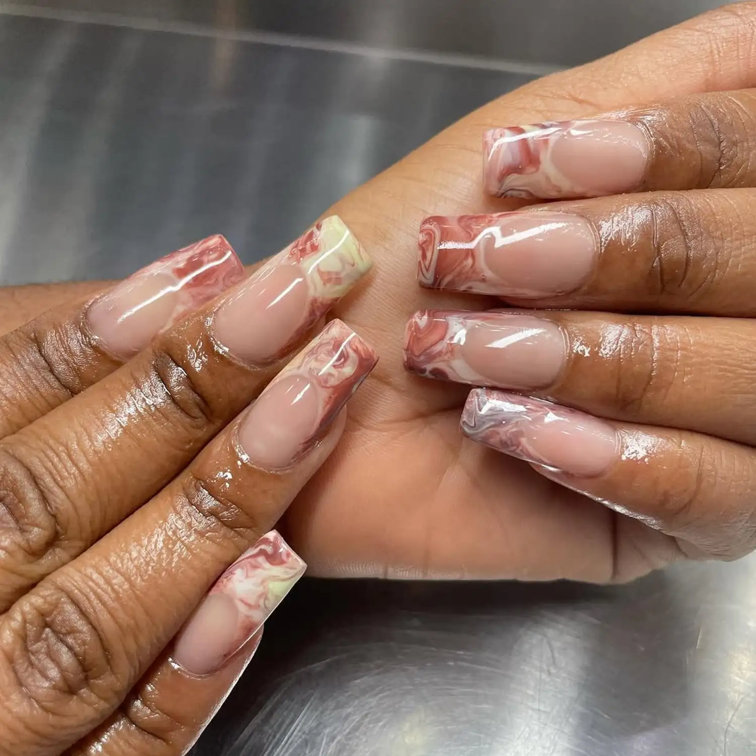 طراحی ناخن‌ موکایی روشن