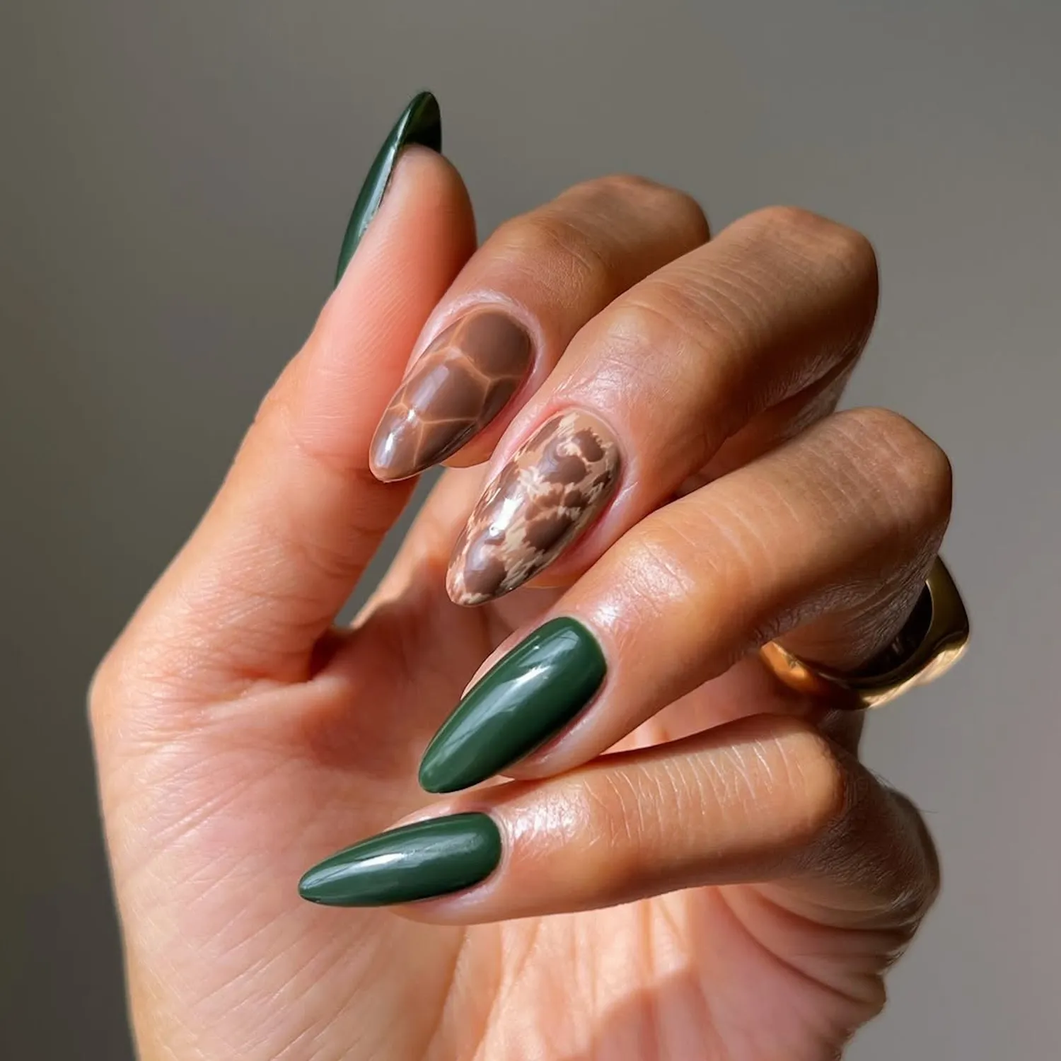 طراحی ناخن‌ موکایی سبز