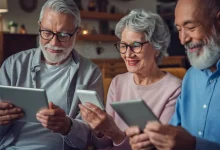 معتادان واقعی صفحه‌نمایش سالمندان‌اند