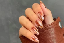 ۱۷ ایده برای طراحی ناخن‌های موکایی که حال و هوای صبح پاییزی را تقویت می کنند