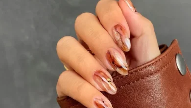 ۱۷ ایده برای طراحی ناخنهای موکایی که حال و هوای صبح پاییزی را تقویت می کنند