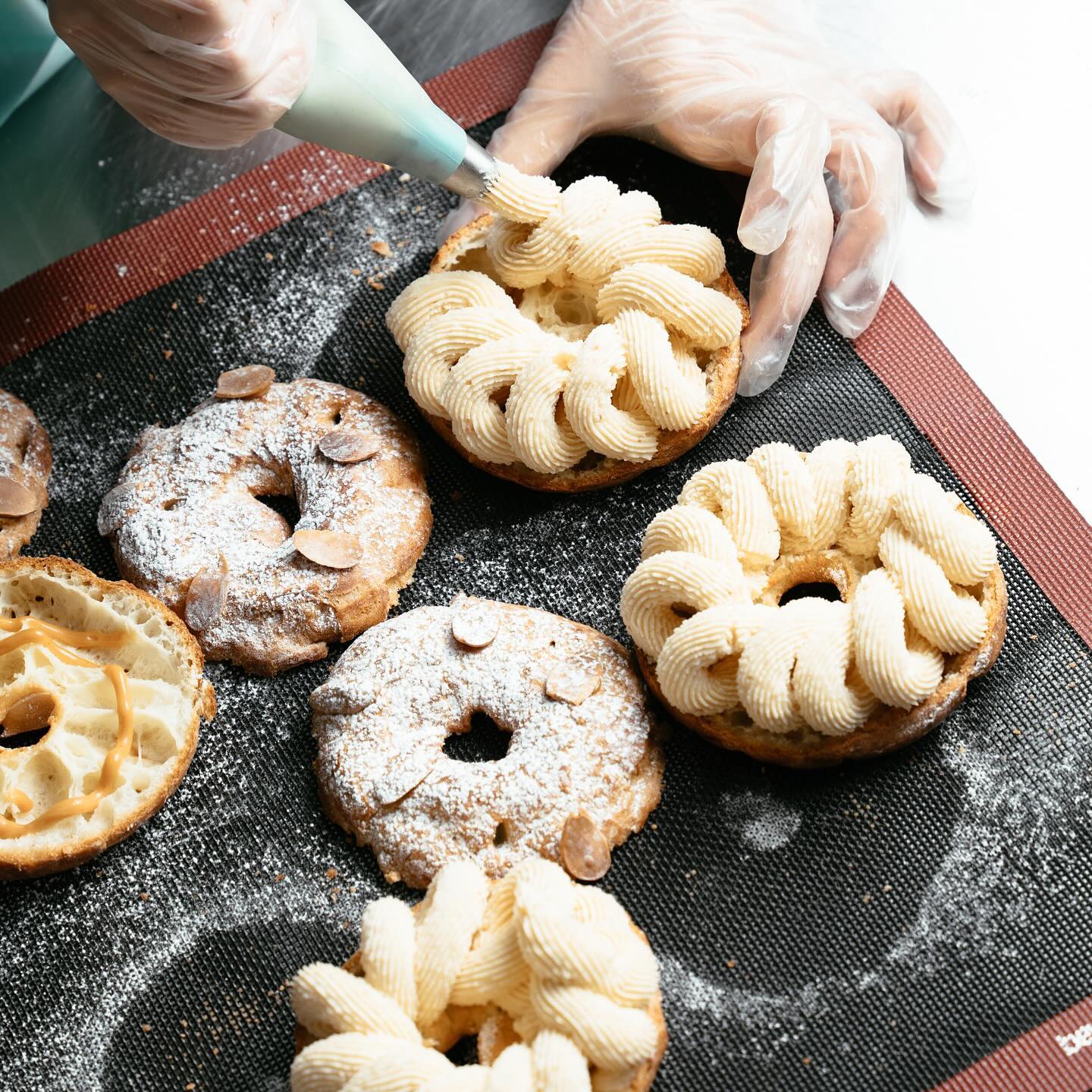 شیرینی‌های پاریس‌برست‌مان با پخت روزانه
برای کنار قهوه‌تان