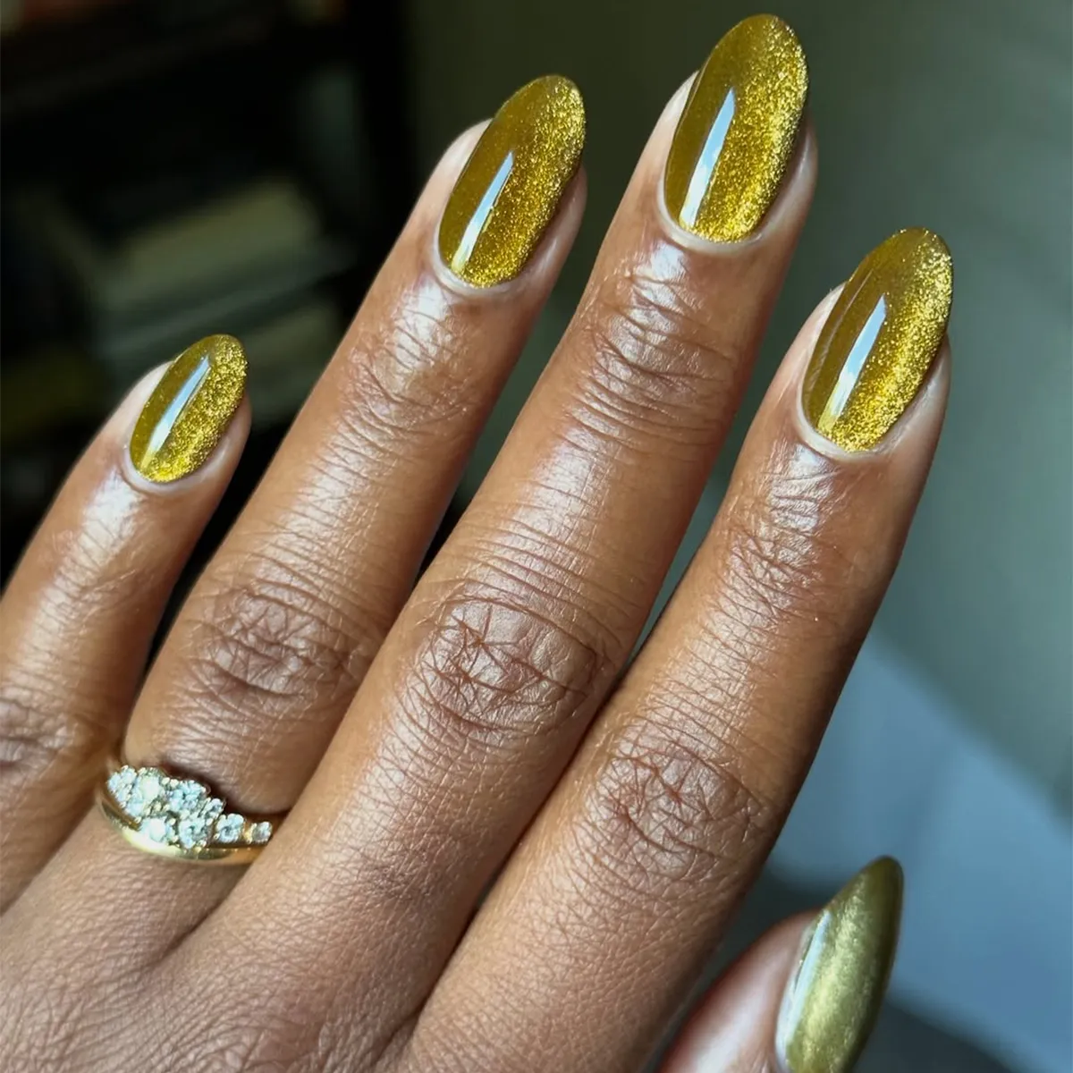 ناخن طلایی پر زرق و برق