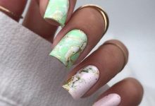 ۲۱ ایده ناخن کوتاه برای بهمن، پر از سادگی و عاشقانه‌های شیرین