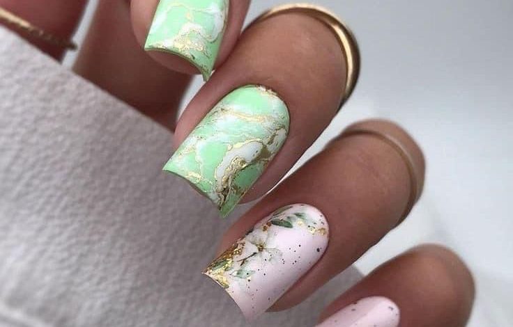 ۲۱ ایده ناخن کوتاه برای بهمن، پر از سادگی و عاشقانه‌های شیرین