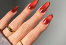 ۲۲ ایده ناخن مخملی برای بهمن ماه که به مانیکور شما حال و هوای عاشقانه و دنجی می‌بخشد
