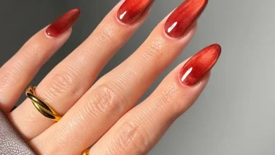 ۲۲ ایده ناخن مخملی برای بهمن ماه که به مانیکور شما حال و هوای عاشقانه و دنجی می‌بخشد
