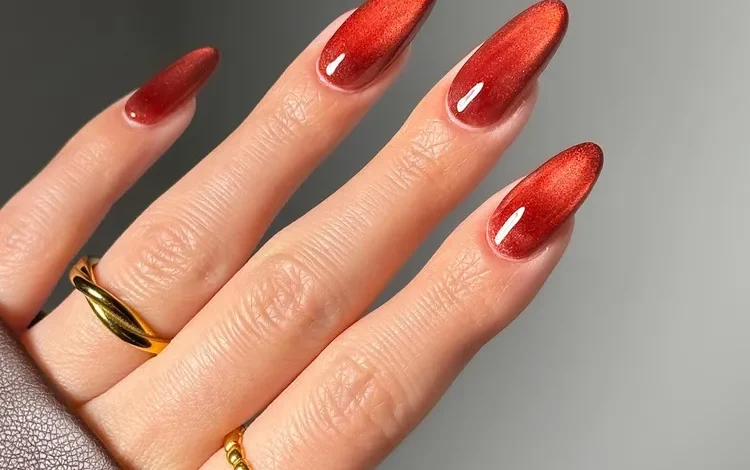 ۲۲ ایده ناخن مخملی برای بهمن ماه که به مانیکور شما حال و هوای عاشقانه و دنجی می‌بخشد