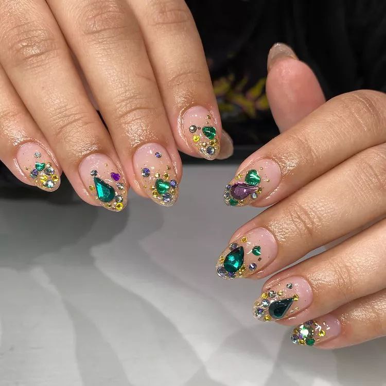 طراحی ناخن نگین دار