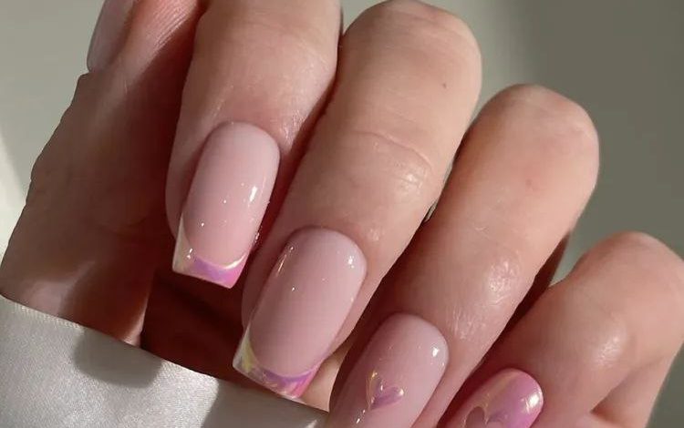 ۱۷ مدل مانیکور فرنچ کرومی برای امتحان کردن، از مدل فرنچهای قلبی قرمز گرفته تا فرنچهای طلایی