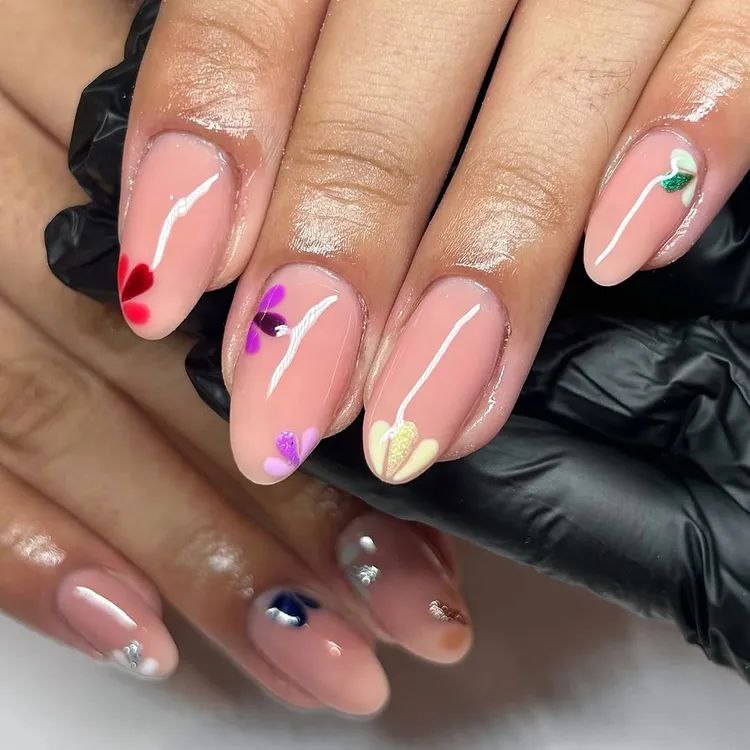 طراحی ناخن شکوفه قرمز بنفش