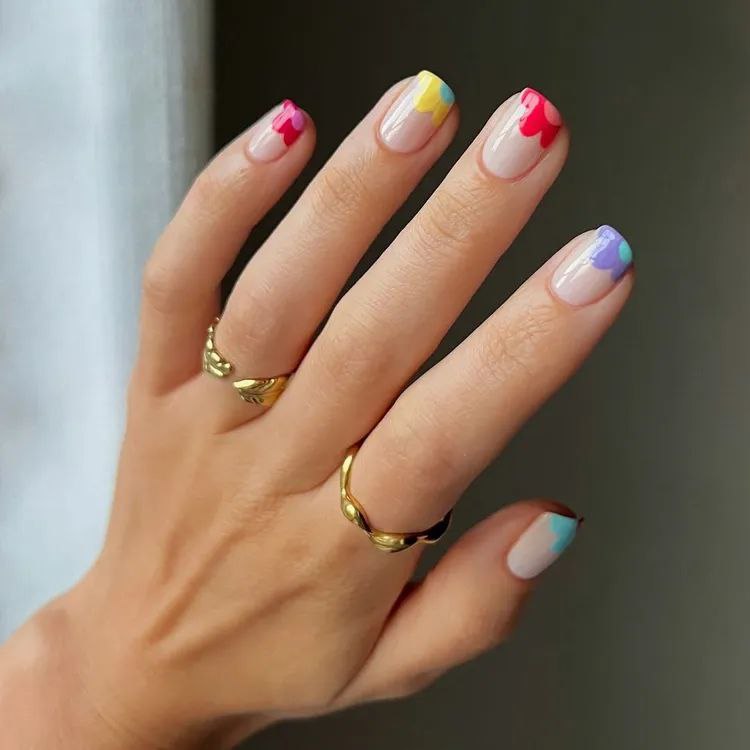 طراحی ناخن گل رنگی