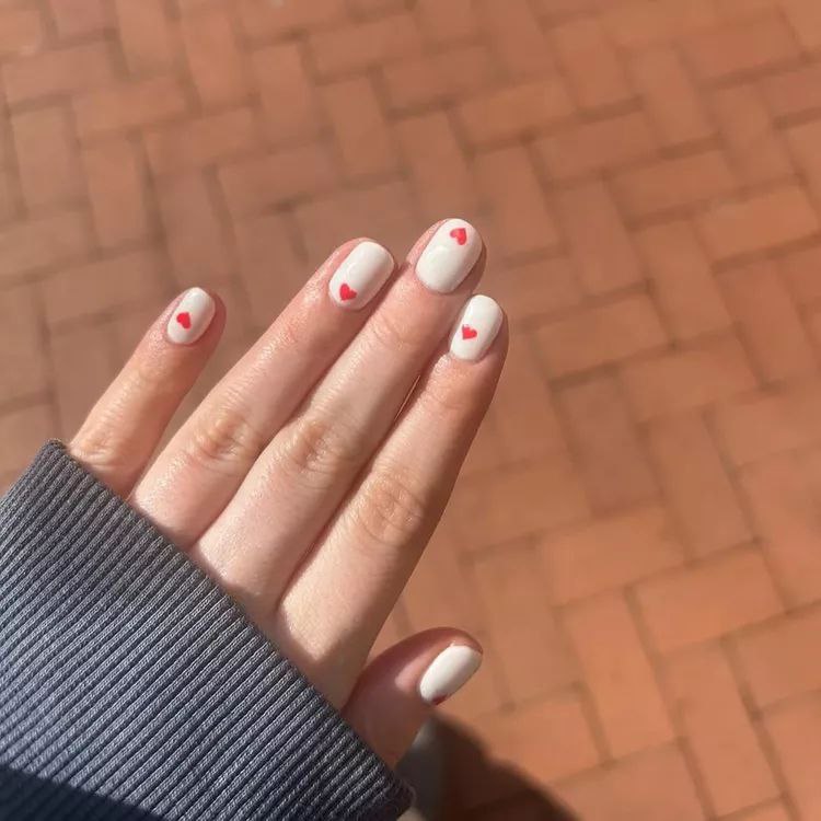 ناخن قلبی قرمز سفید